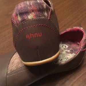 Ahnu EUC Women’s Tola Casual slip on shoe size 9.5